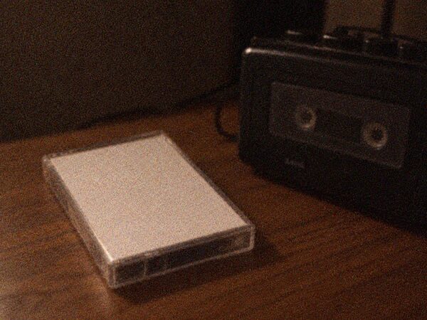 カセットテープとレコーダー。