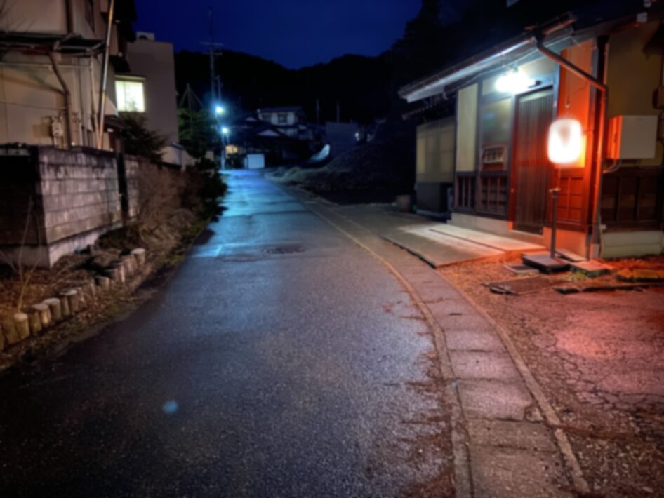 夜の道と、提灯の明かり。